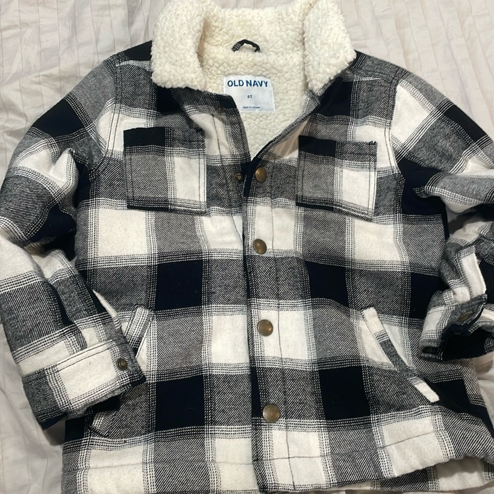 Old navy button up sweater jacket 5T Sherpa inside warm top condition!